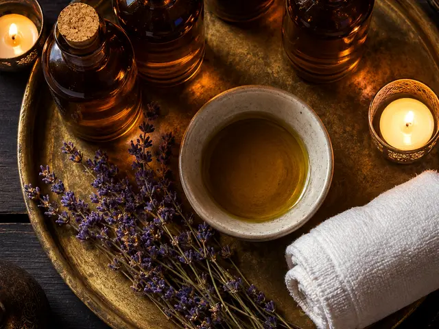 Pirinç tepside aromaterapi yağları, lavanta ve mum — Mimaroba, Masaj Salonun